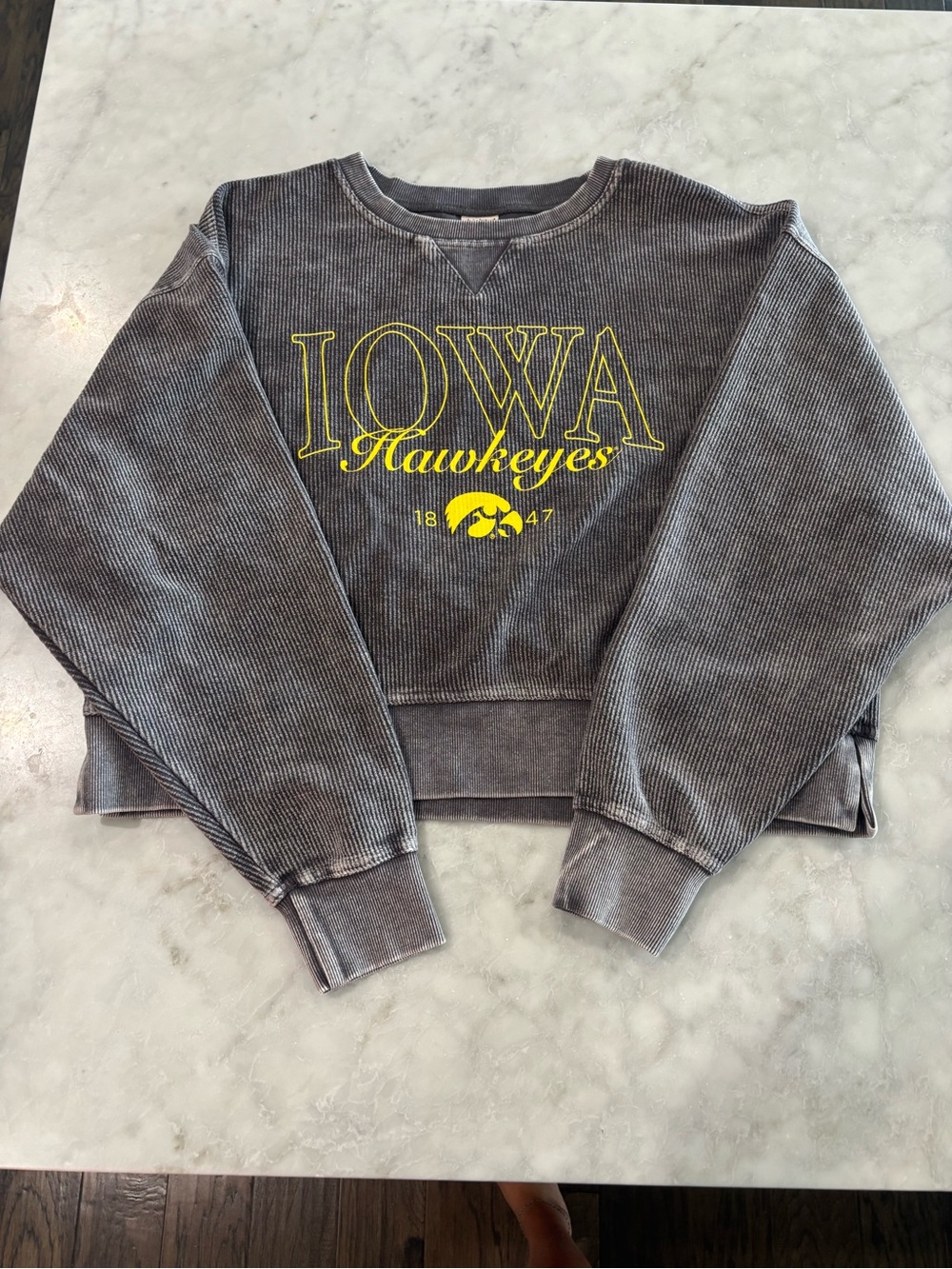 Women’s Iowa Hawkeyes Cropped Ribbed Grey Crewneck Sweatshirt